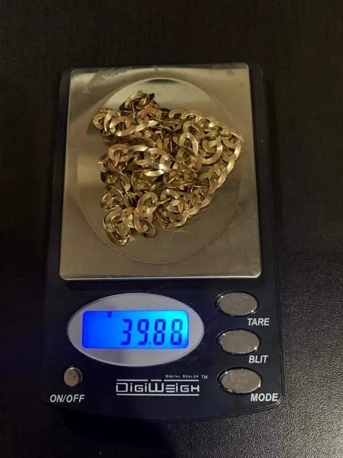 Compra real de oro en balanza